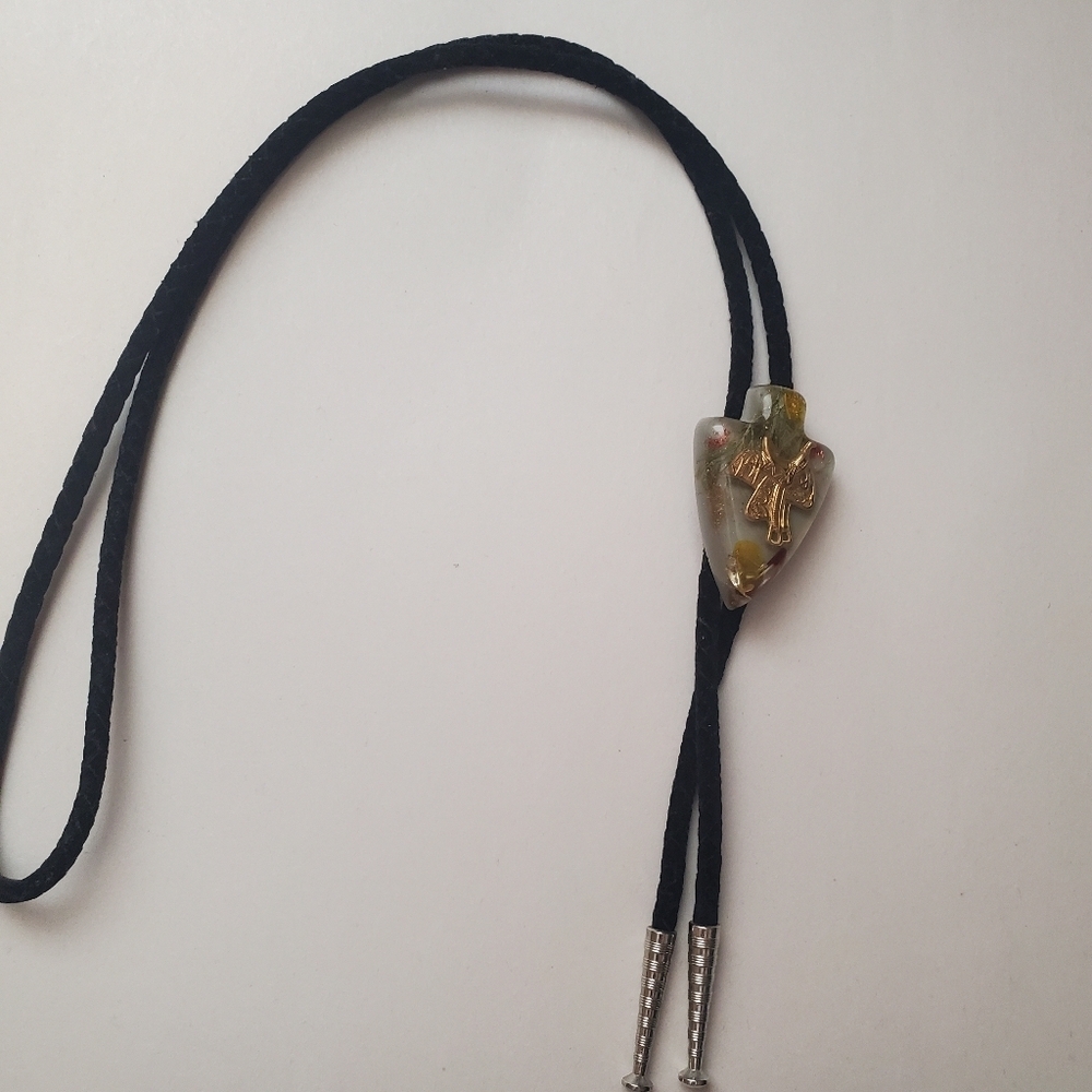 VINTAGE BOLO TIE WESTERN GOLDEN SADDLE. ARROWHEAD SHAPE. BLACK CORD - Picture 2 of 7